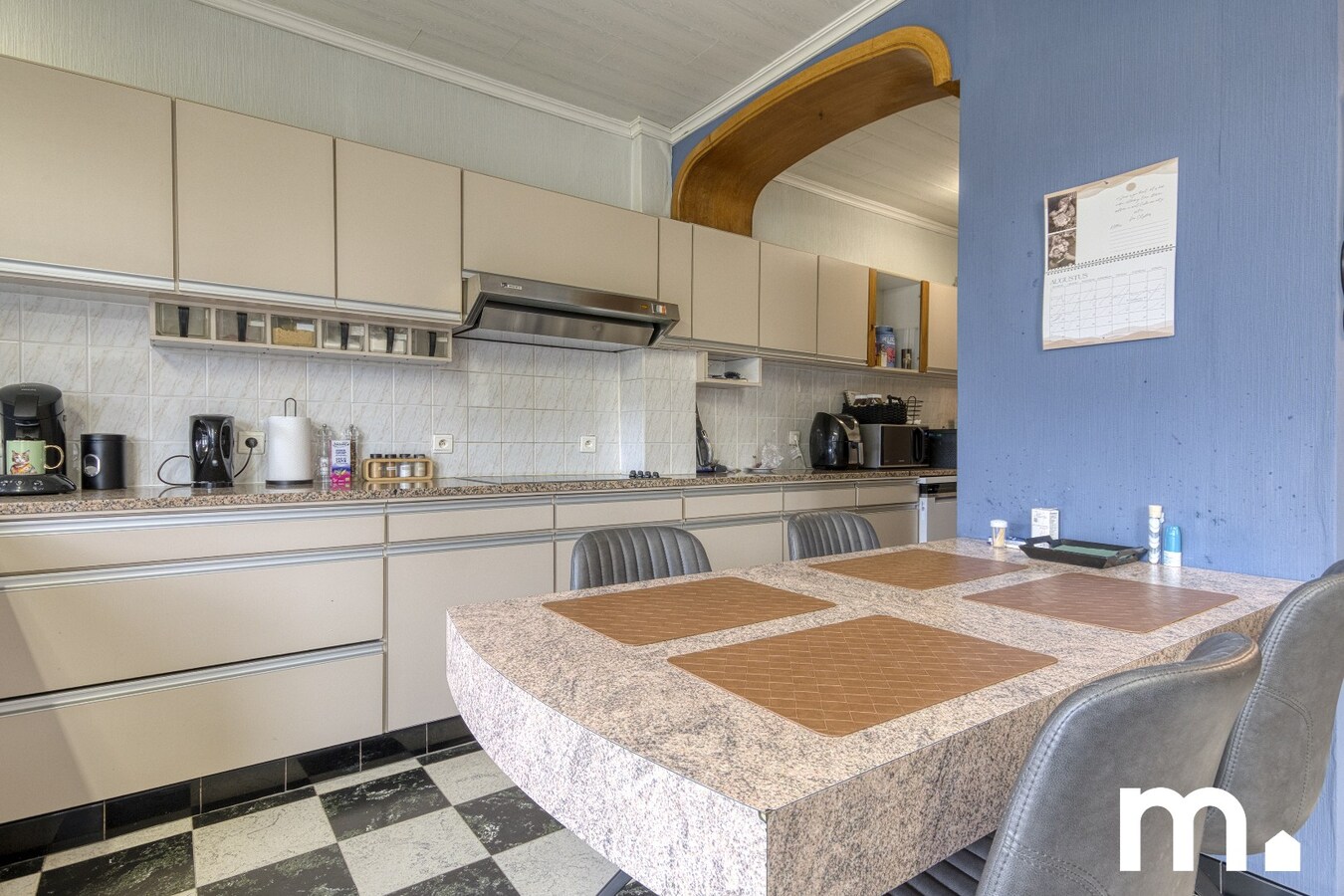 Ruime, centraal gelegen gezinswoning met garage te koop in Wevelgem ! 