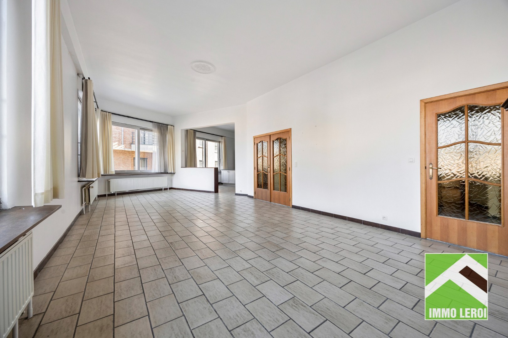 Woonkamer met doorgang inkomhal en keuken