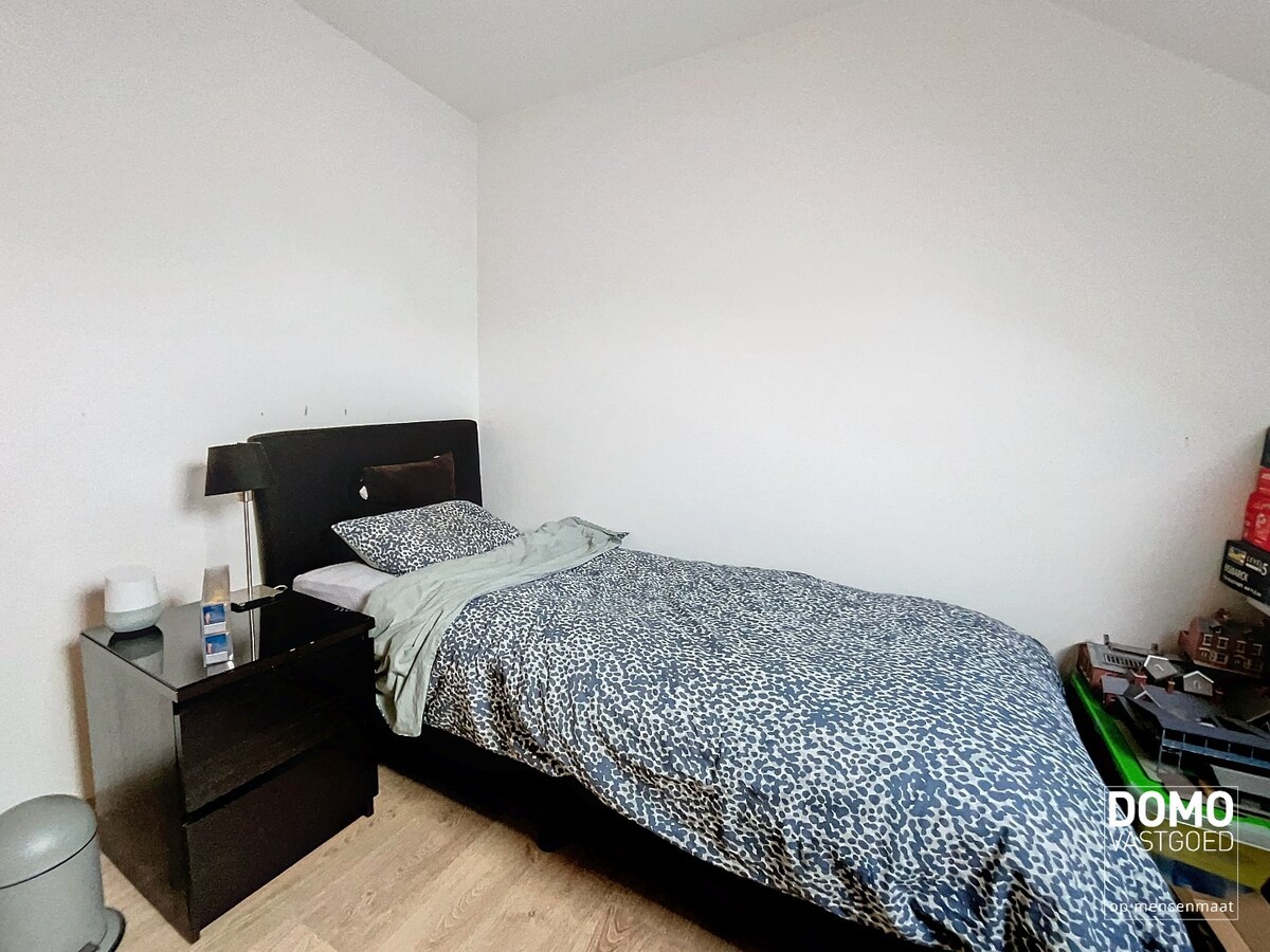 VOLLEDIG GERENOVEERDE HALOPEN BEBOUWING MET 3 SLAAPKAMERS IN HARTJE KERMT 