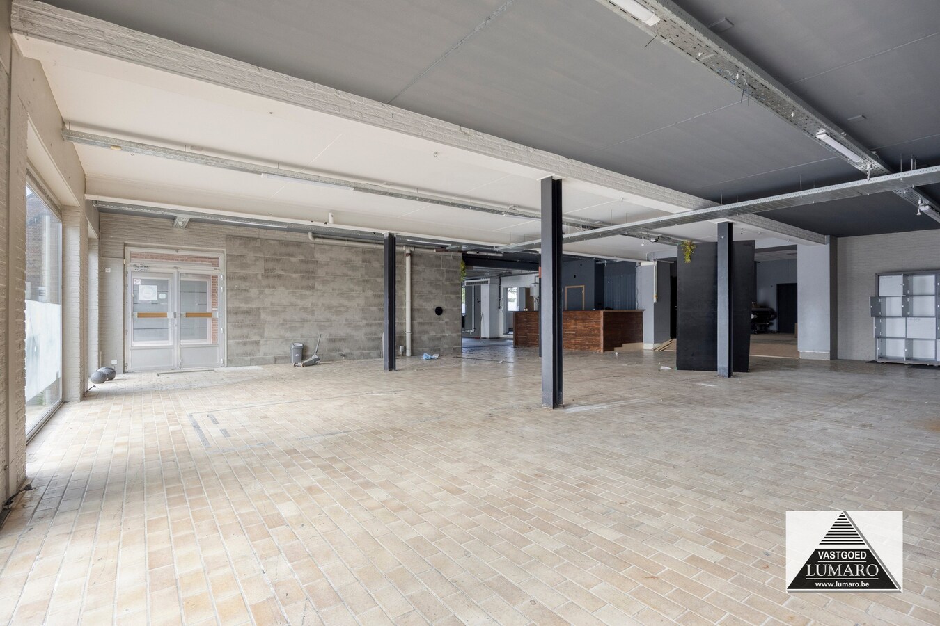 Commercieel gelegen winkel  met  parking 