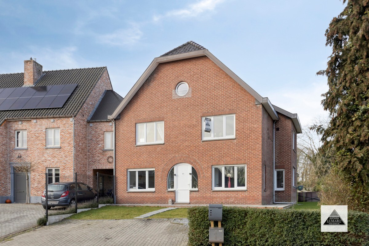 Vernieuwd duplex app. met 3 slaapkamers, terras, parking 