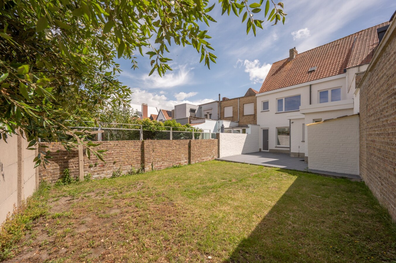 Brede gezinswoning met garage, privé staanplaats en zonnige stadstuin in Oud-Knokke. 