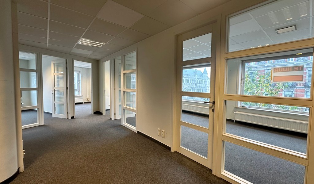 Ingedeelde kantoorruimte te huur in centrum Gent