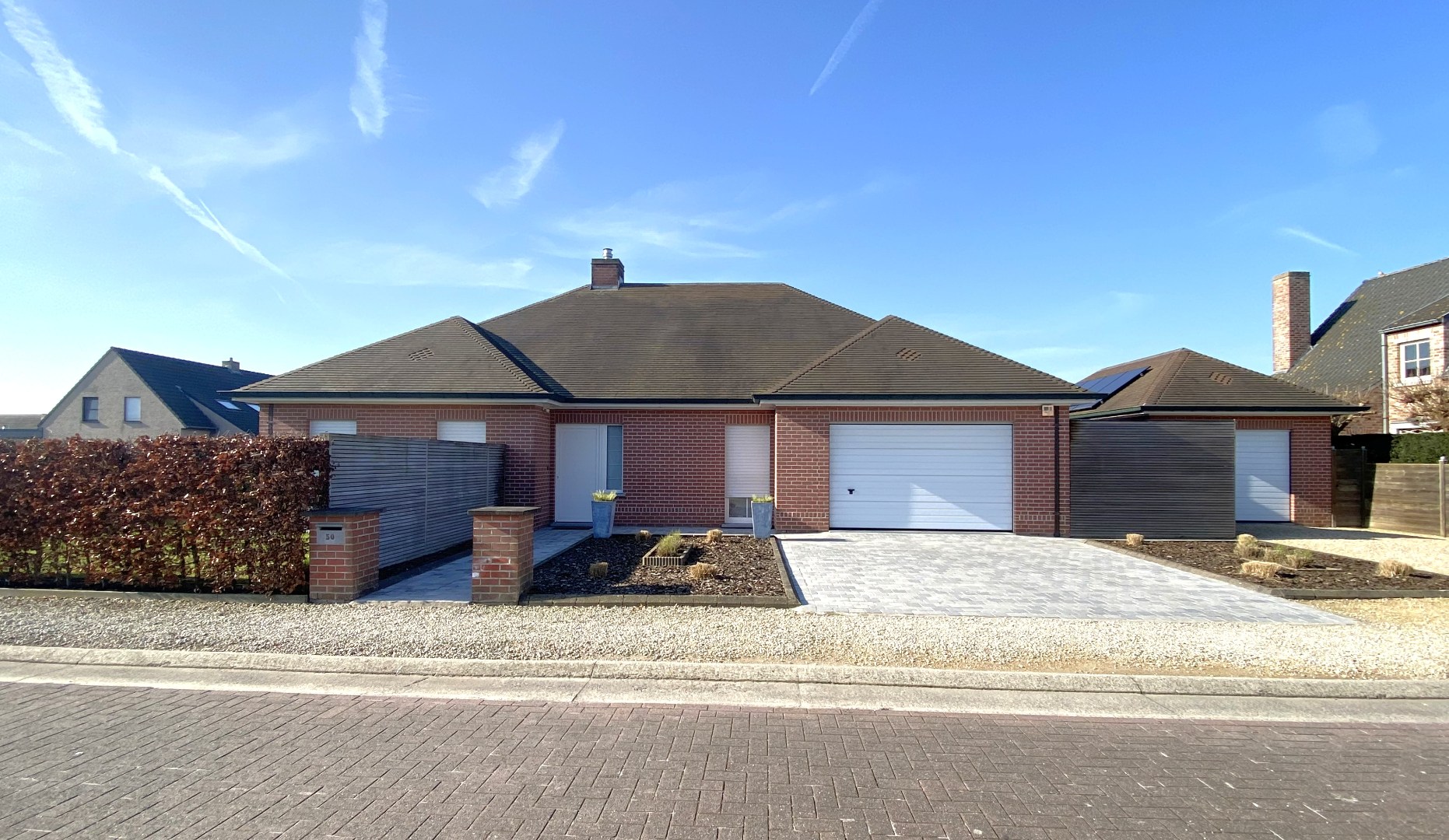 Zeer goed onderhouden ruime villa met tuin op topligging te Sint-Eloois-Vijve! 