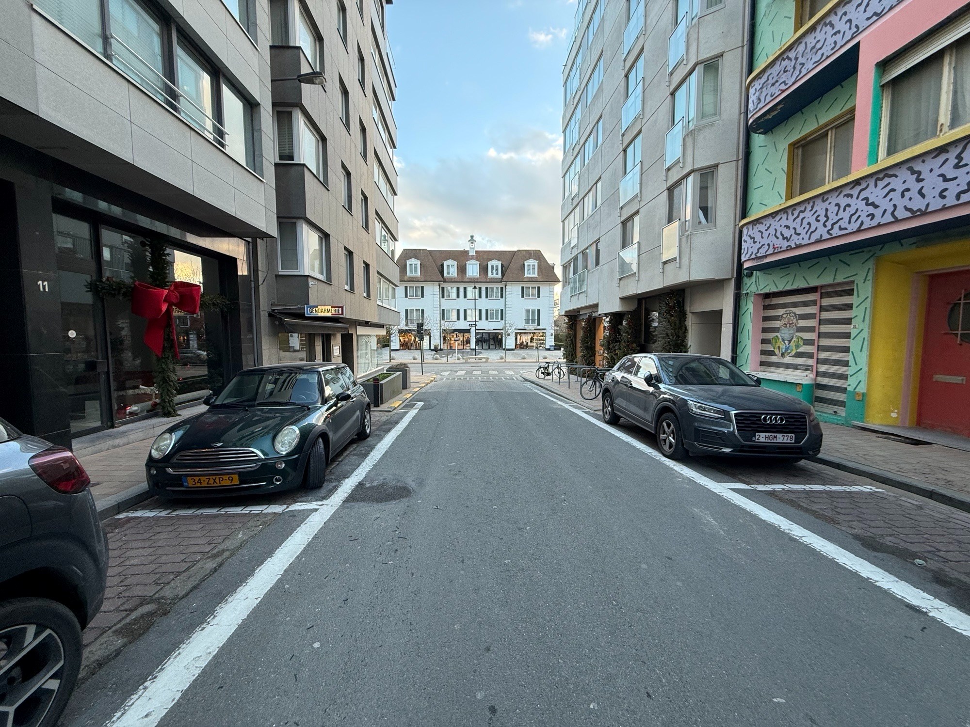 Local commercial situé dans la rue de la Plage (une rue adjacente de la Kustlaan), au cœur de Knokke-Zoute. (EMPLACEMENT UNIQUE) 