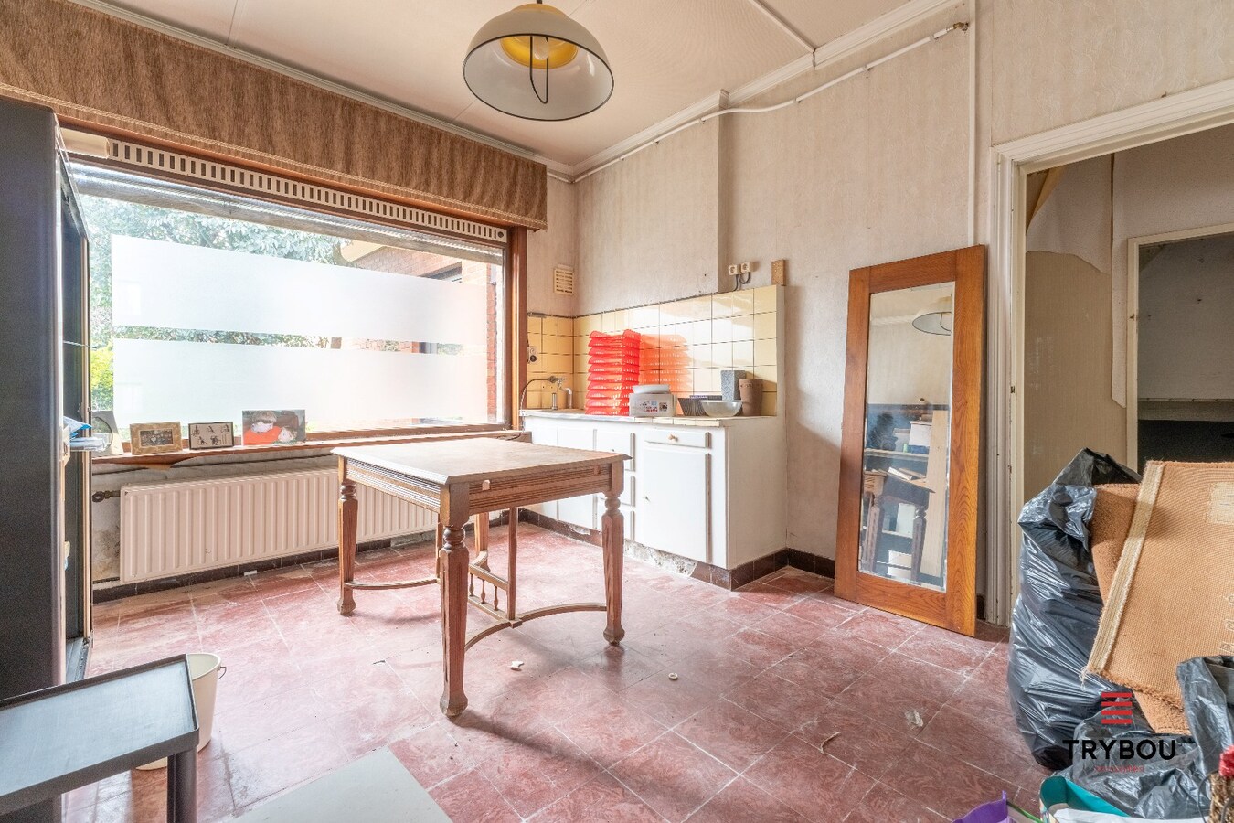 Ruime woning met winkelruimte, loods (optioneel) en garage 