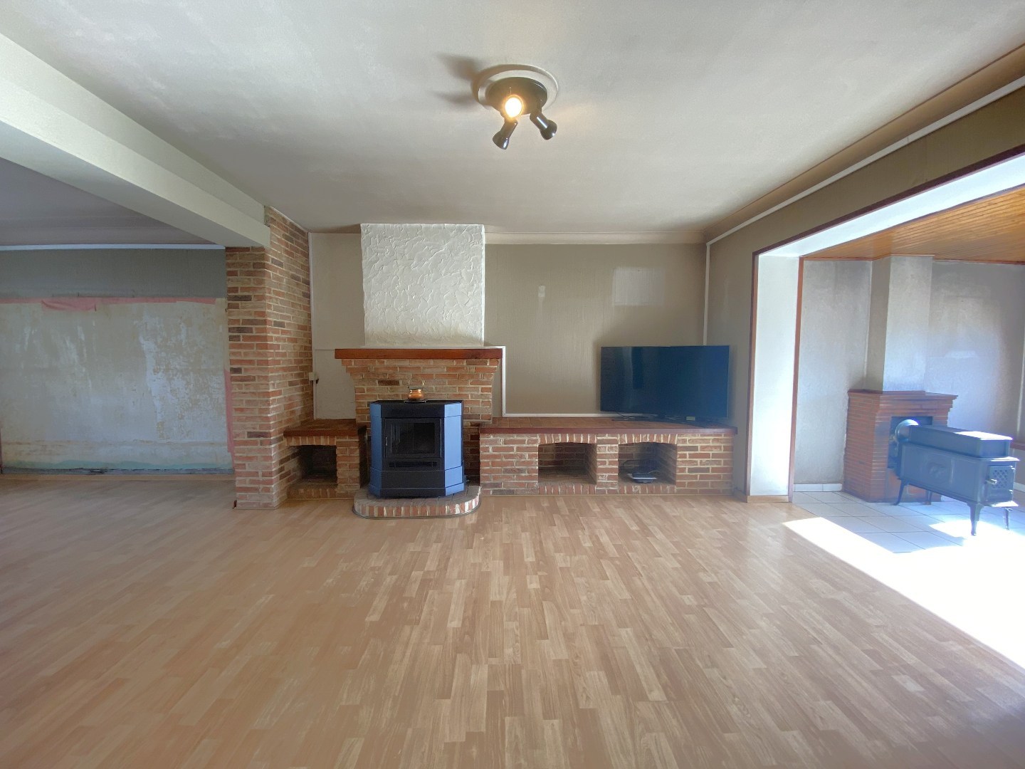 Degelijke halfopen bebouwing met groot potentieel op mooi hoekperceel van 524 m²! 