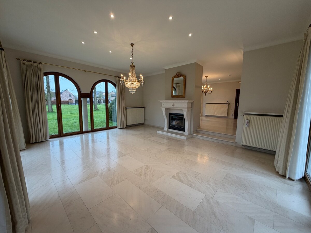 Ruime en rustig gelegen Spaanse villa te Dikkelvenne. 