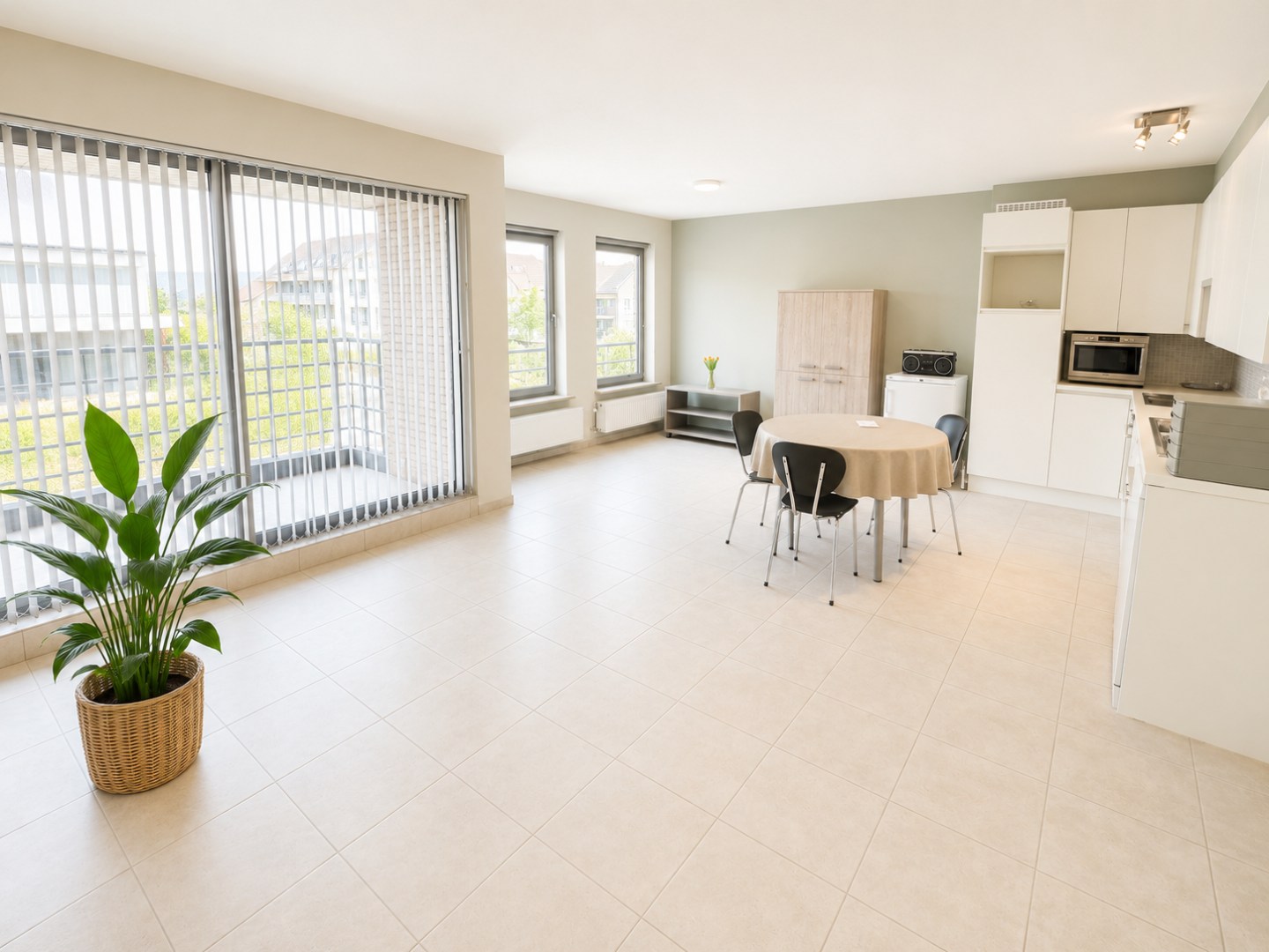 Lichtrijk en gunstig gelegen appartement met 2 slpk, terras en garage, Torhout 