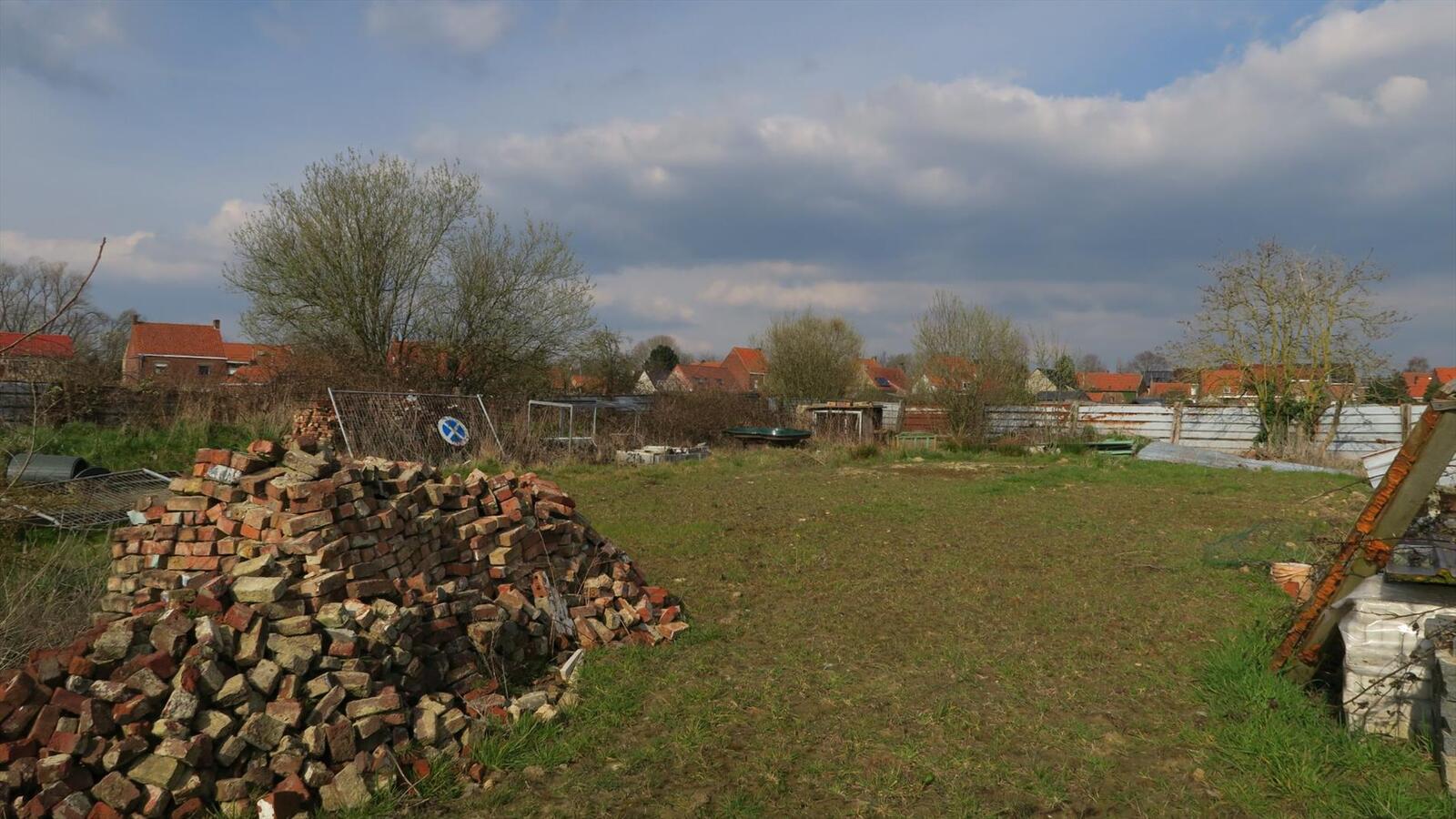 Welgelegen woning op ruim perceel van 1230 m² 
