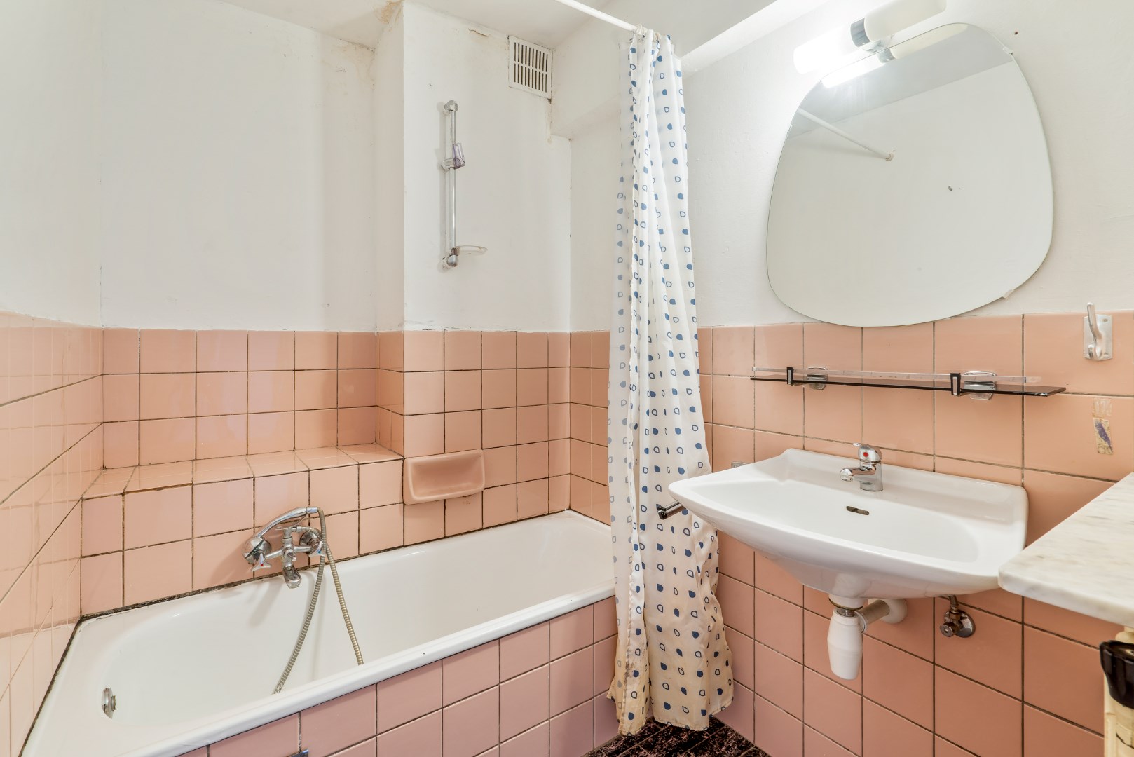 Te renoveren 2 slaapkamer appartement op eerste verdieping 