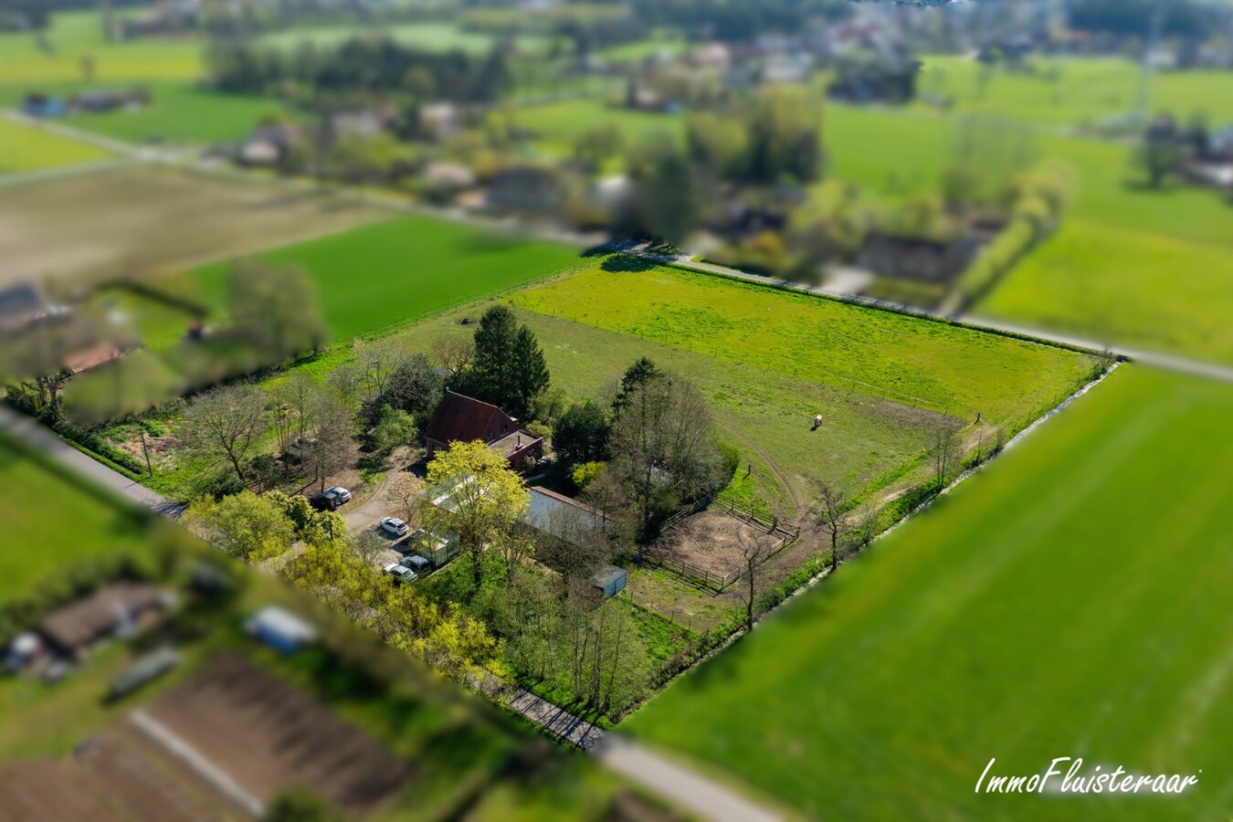 BEZOEKDAG OP 23 MEI VAN 10U TOT 14U. Landelijk gelegen woning met stallen en handig bijgebouw op ca. 7.025 m² (Optie aankoop extra aanpalend weiland van 5.735 m2) 