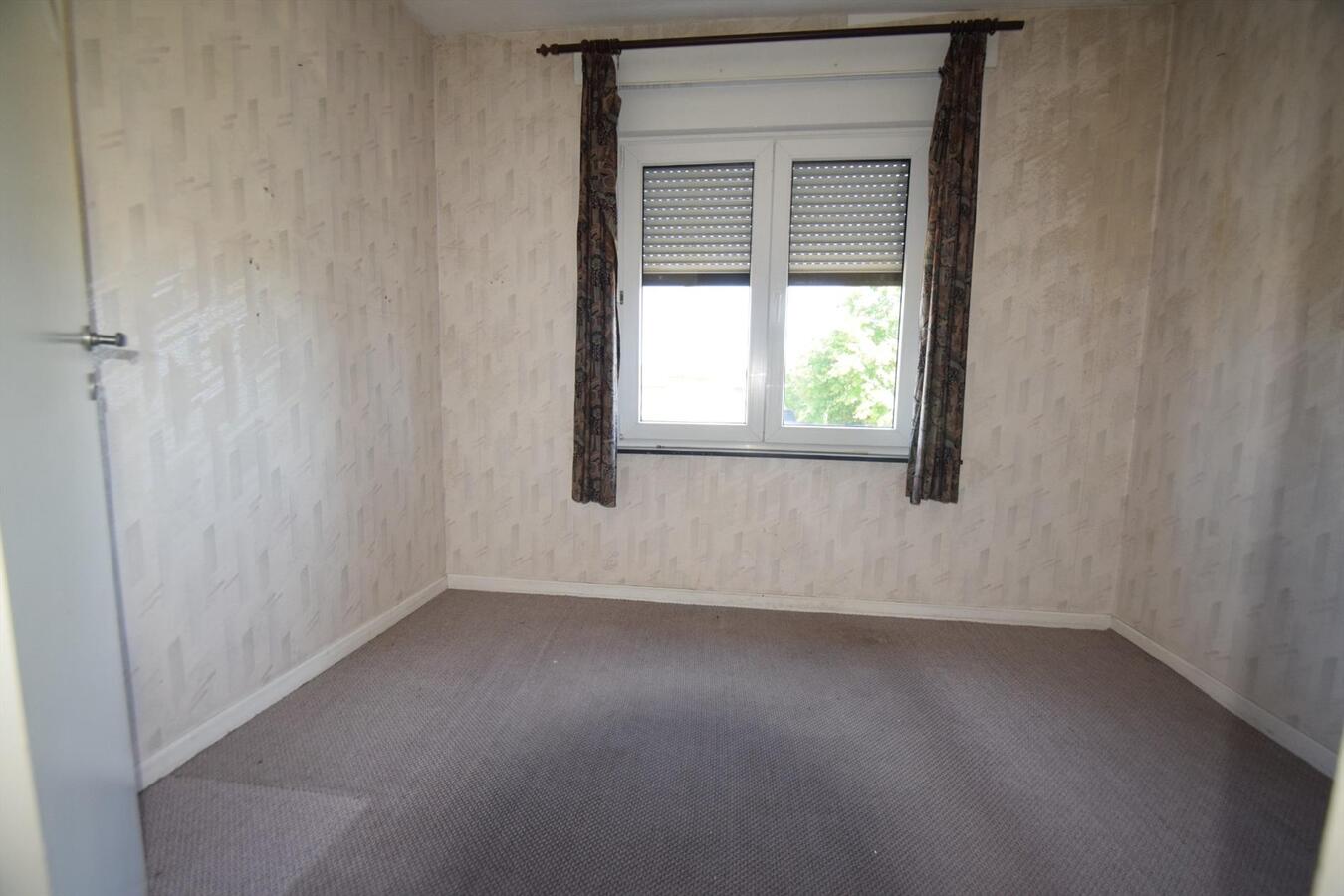 Ruime op te knappen woning met garage + zongerichte tuin, op 538 m² grond 