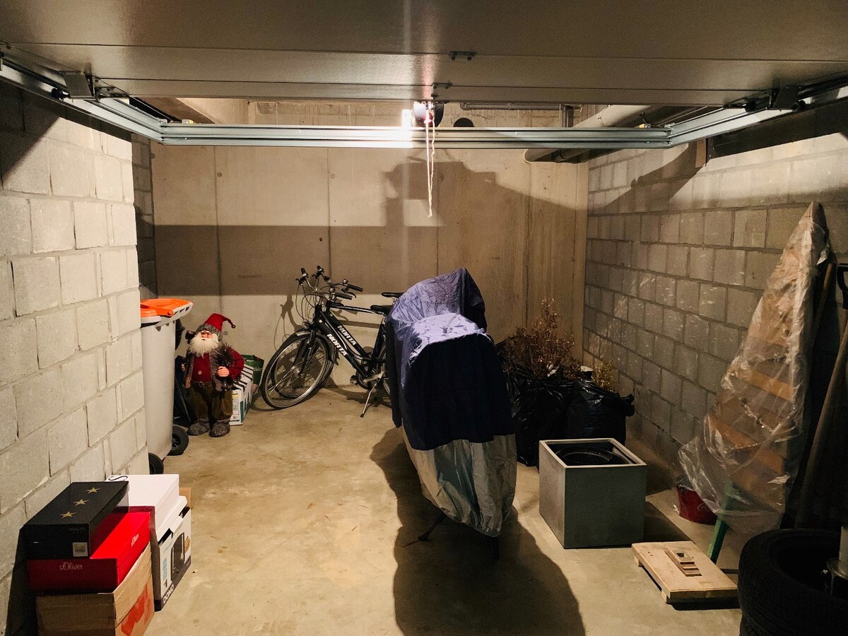 Ruim duplex appartement met 2 slaapkamers en garage. 