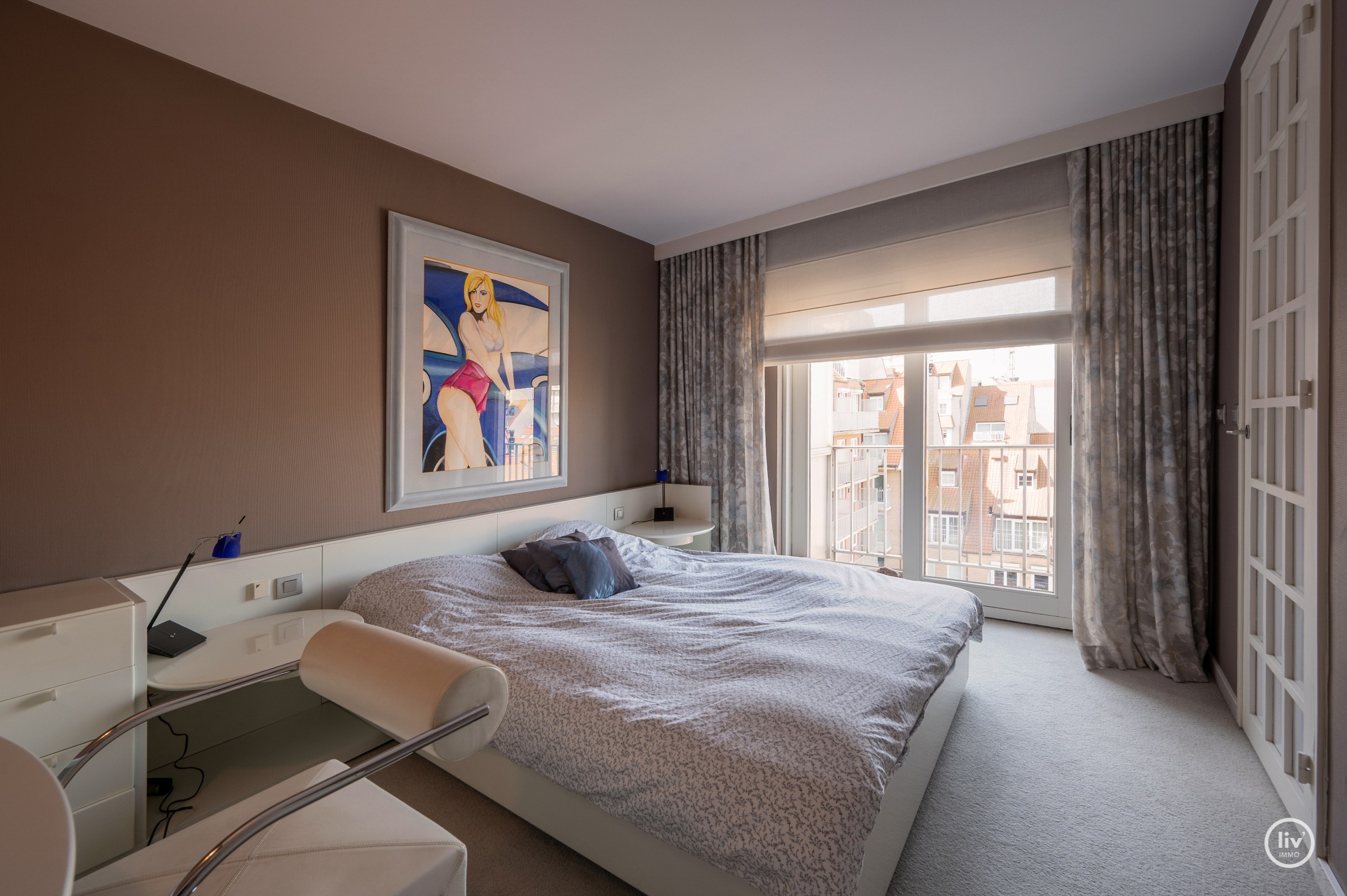 Dit magnifieke duplexappartement combineert uitzonderlijke volumes met adembenemende zichten over zowel de omliggende bossen als de zee. 