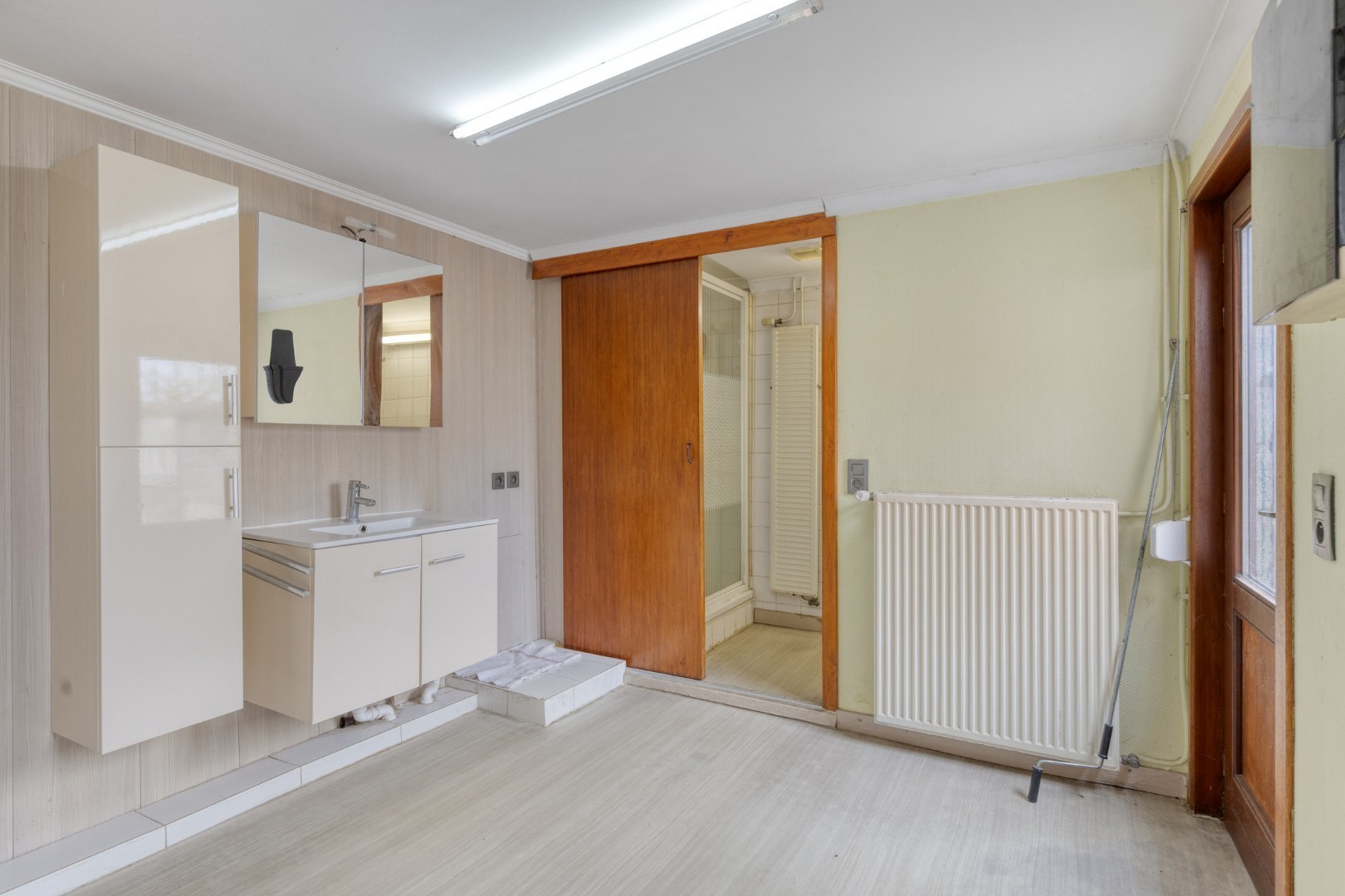 Mogelijkheid om te splitsen in 2 woningen - Half open bebouwing (hoeve) met 5 slaapkamers, tuin, terras en zeer ruime garage in Oorbeek (Tienen)! – EPC 730 kWh/m² - bewoonbare opp. 195 m² 