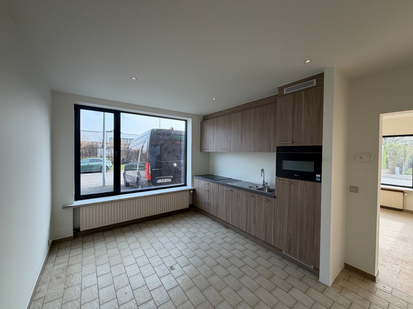 Ruime woning met twee slaapkamers en garage te Sint-Eloois-Vijve 