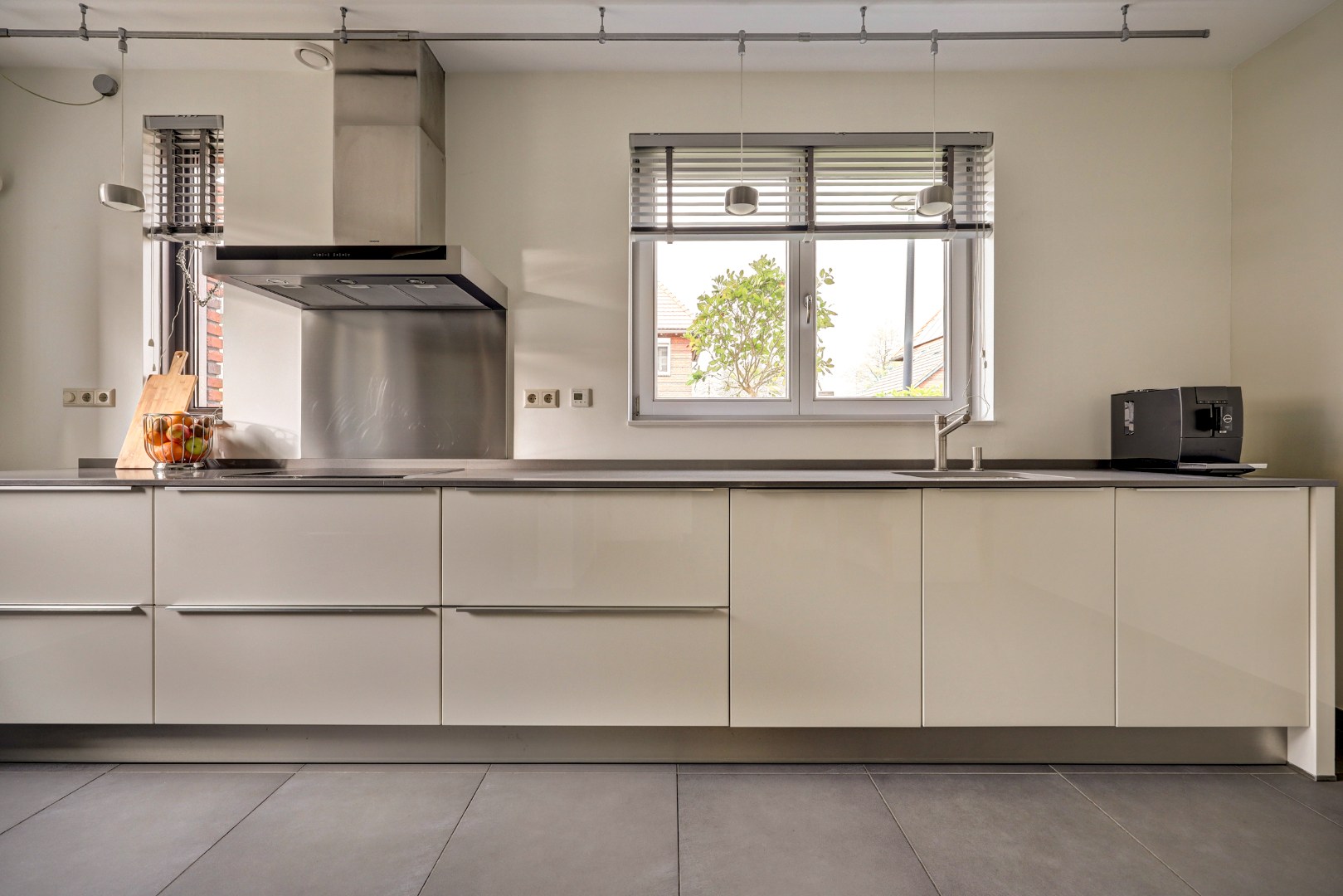 Luxe en royale 5-kamer 2-onder-1-kap woning met garage, eigen parkeerplaats, sauna én zonnige tuin op het zuiden en gelegen in een rustige straat! 