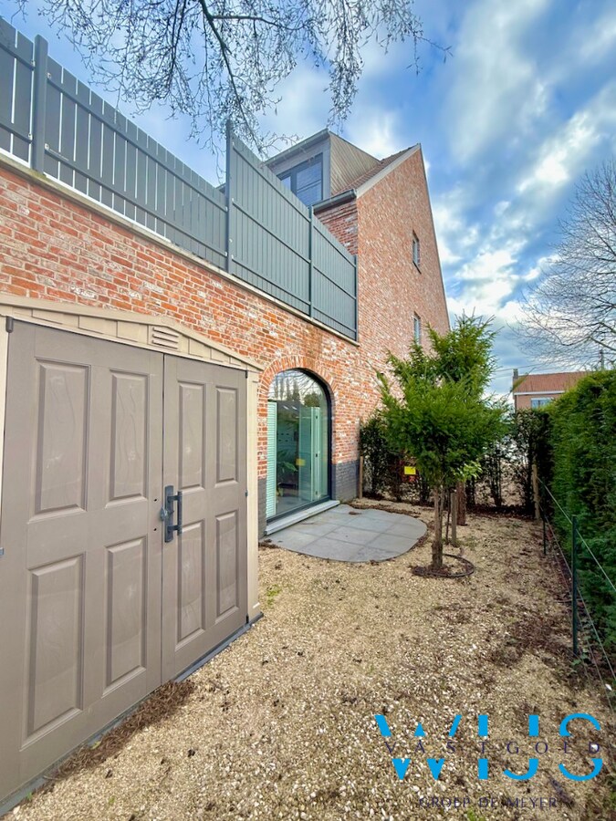 Gelijkvloers appartement met tuin en garage te OOSTEEKLO ! 