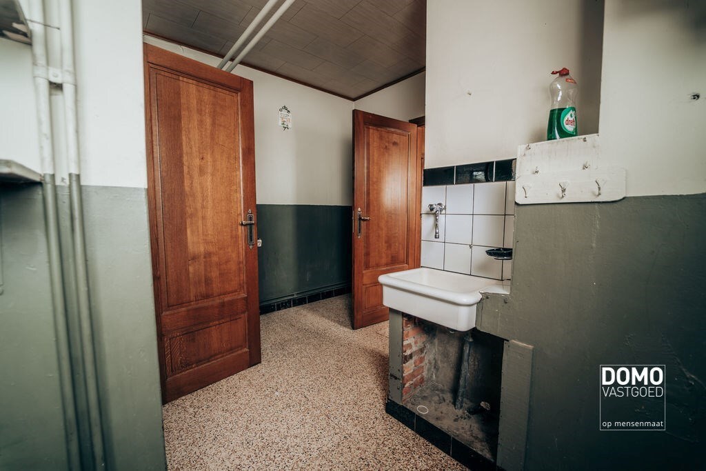 Ruime boerderij met stallingen en een prachtig groen uitzicht. 