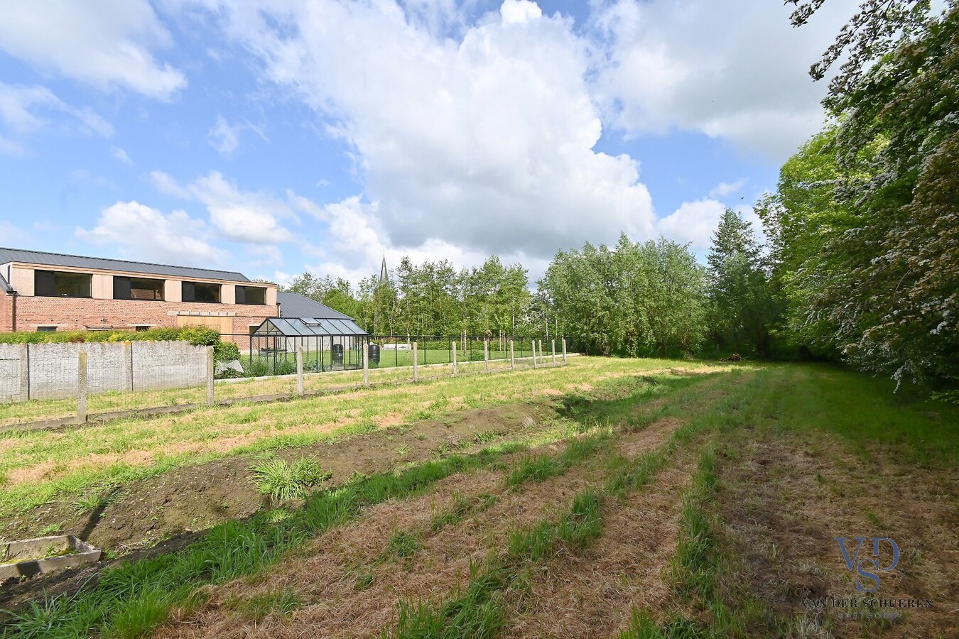 Exceptioneel gelegen eigendom met mogelijkheden. 