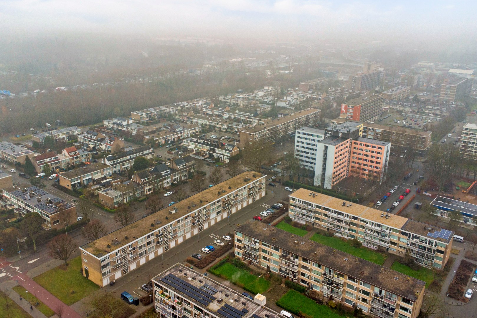 Instapklaar en verzorgd  3-(voorheen 4) kamer hoek- appartement op de tweede verdieping met 2 slaapkamers, 2 balkons, moderne keuken en is gelegen op eigen grond. 