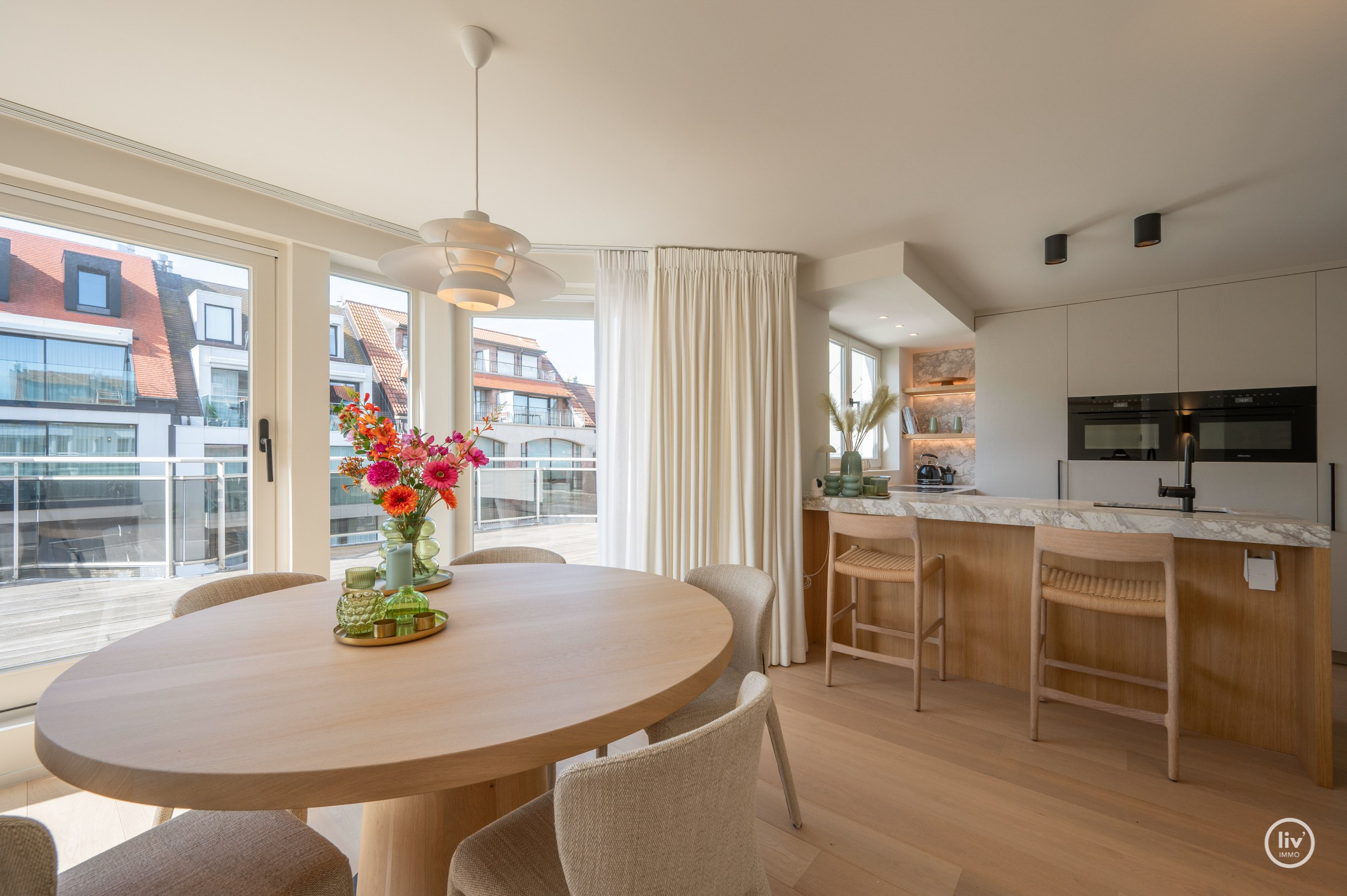 Parchtig afgewerkte penthouse met magnifieke terrassen van +/-40m2 en 3 ruime slaapkamers te Leopoldlaan gelegen. 