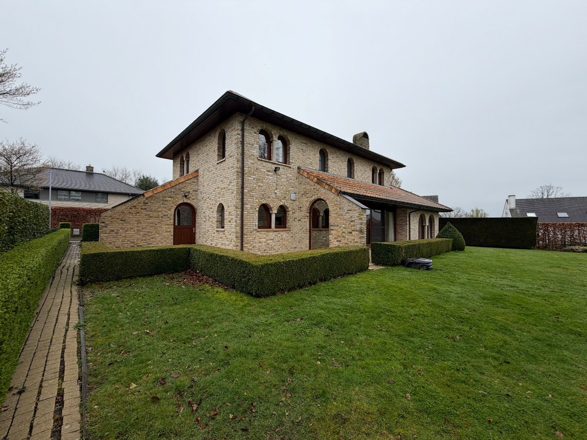 Ruime en rustig gelegen Spaanse villa te Dikkelvenne. 