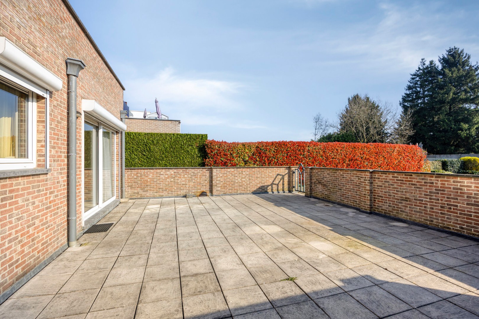 Gelijkvloers appartement met 3 slpk., ruim terras en ondergrondse garagebox in hartje Leopoldsburg 