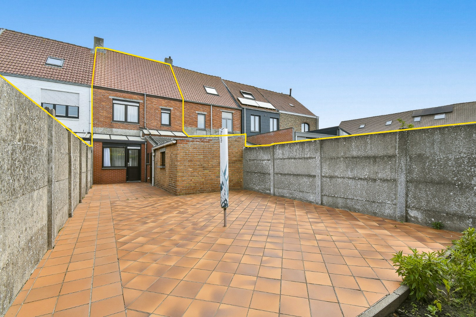 Rijwoning met veel potentieel op centrale ligging 