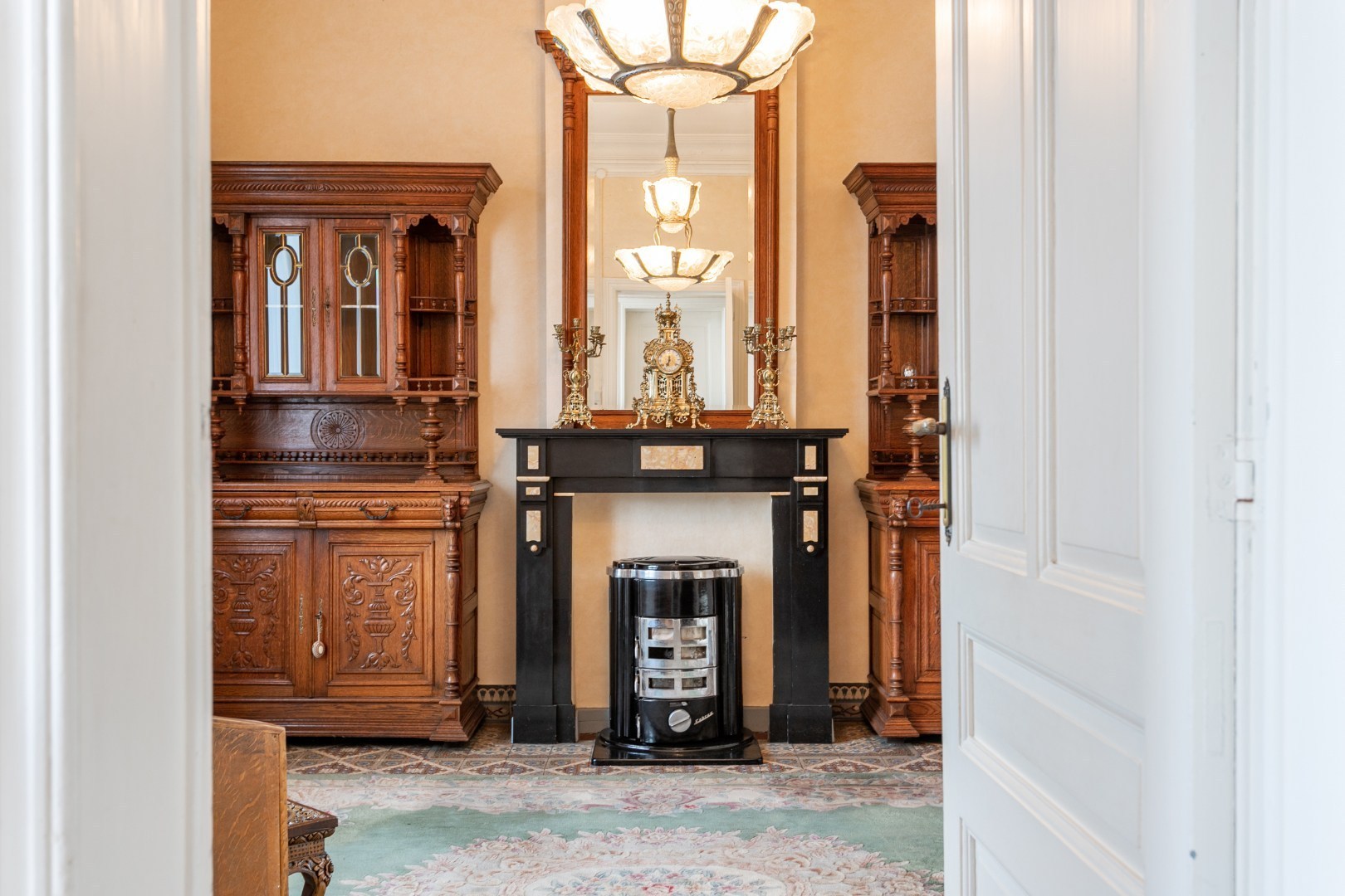 Karaktervolle, te renoveren herenhuis met enorm potentieel te Gooik 