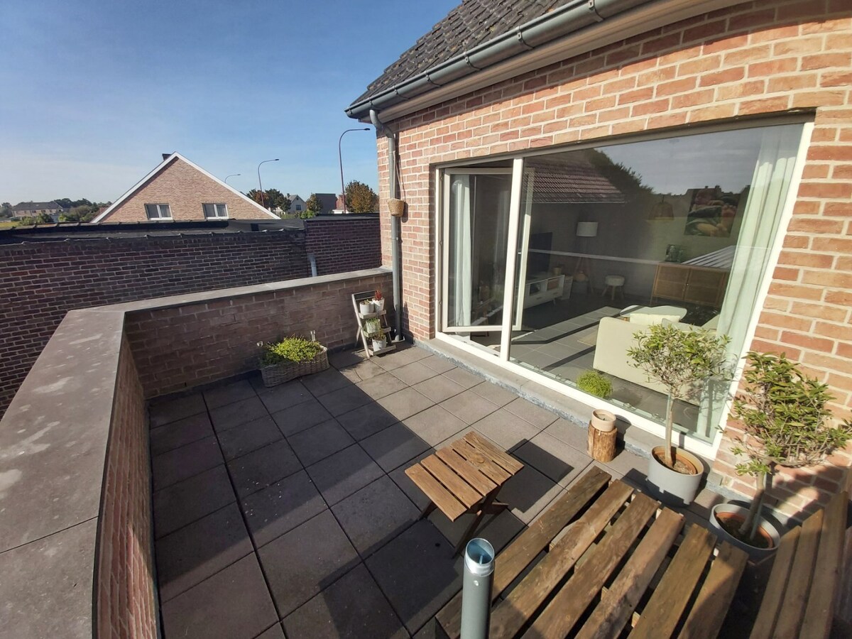 Ruim 2 slaapkamer appartement mét garage 