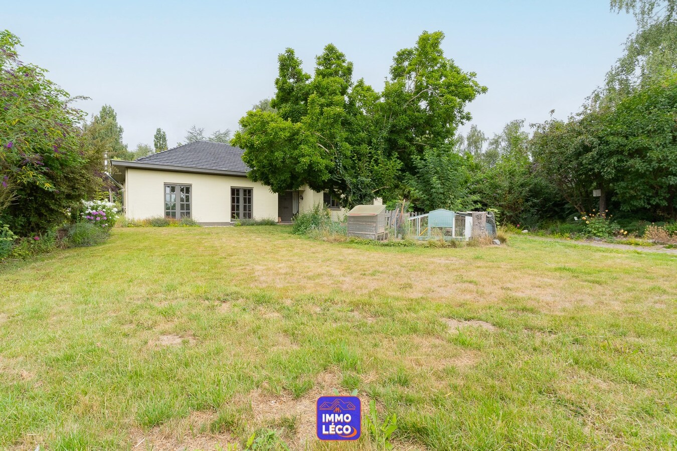Villa "Semi Plain-Pied" érigée sur 2840m² avec grand étang, 2 garages &amp; parking privatif. 