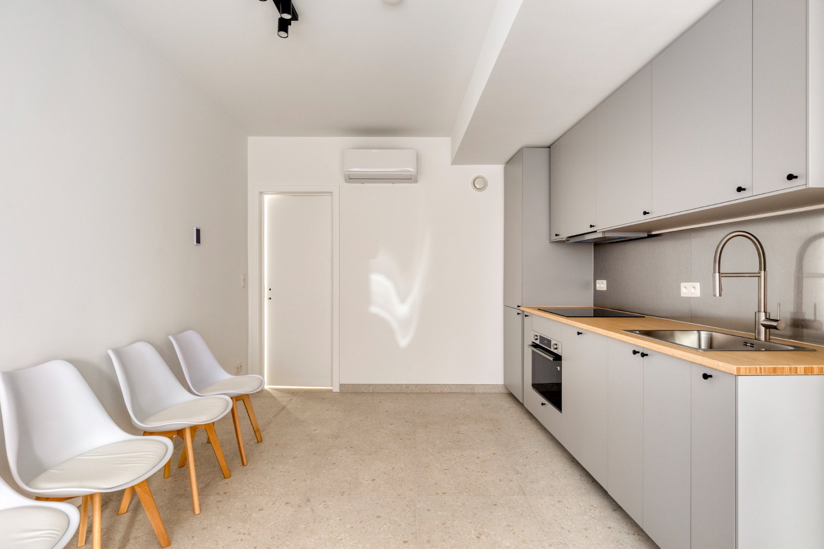 Volledig gerenoveerd en bemeubelde appartement met slaapkamer en bureau en terras in centrum Leuven! 