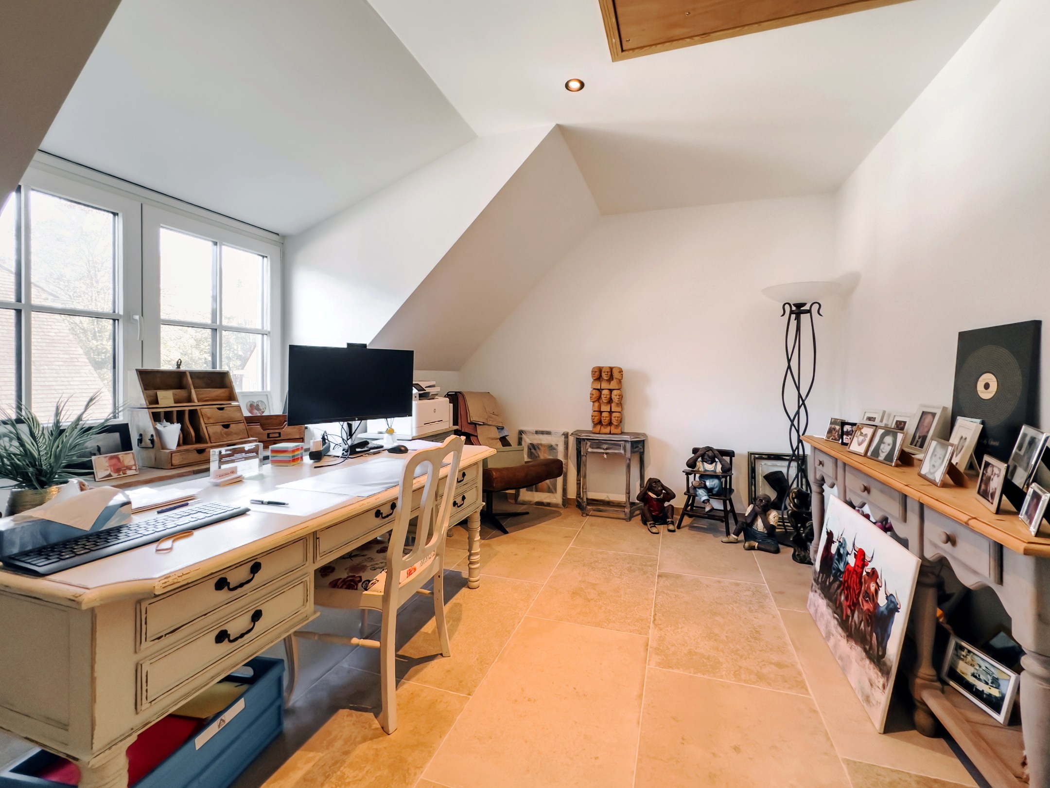 La villa récente de 2023 est située sur un terrain de 900 m², dans un havre de paix et de tranquillité. 