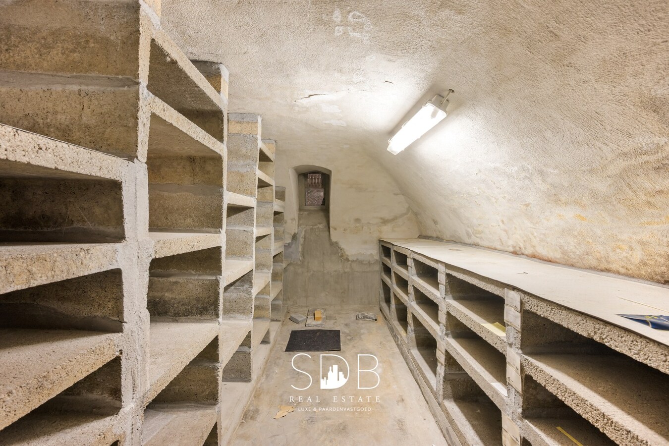 Hedendaagse villa met gezinstuin en graslanden op 7.496m² 