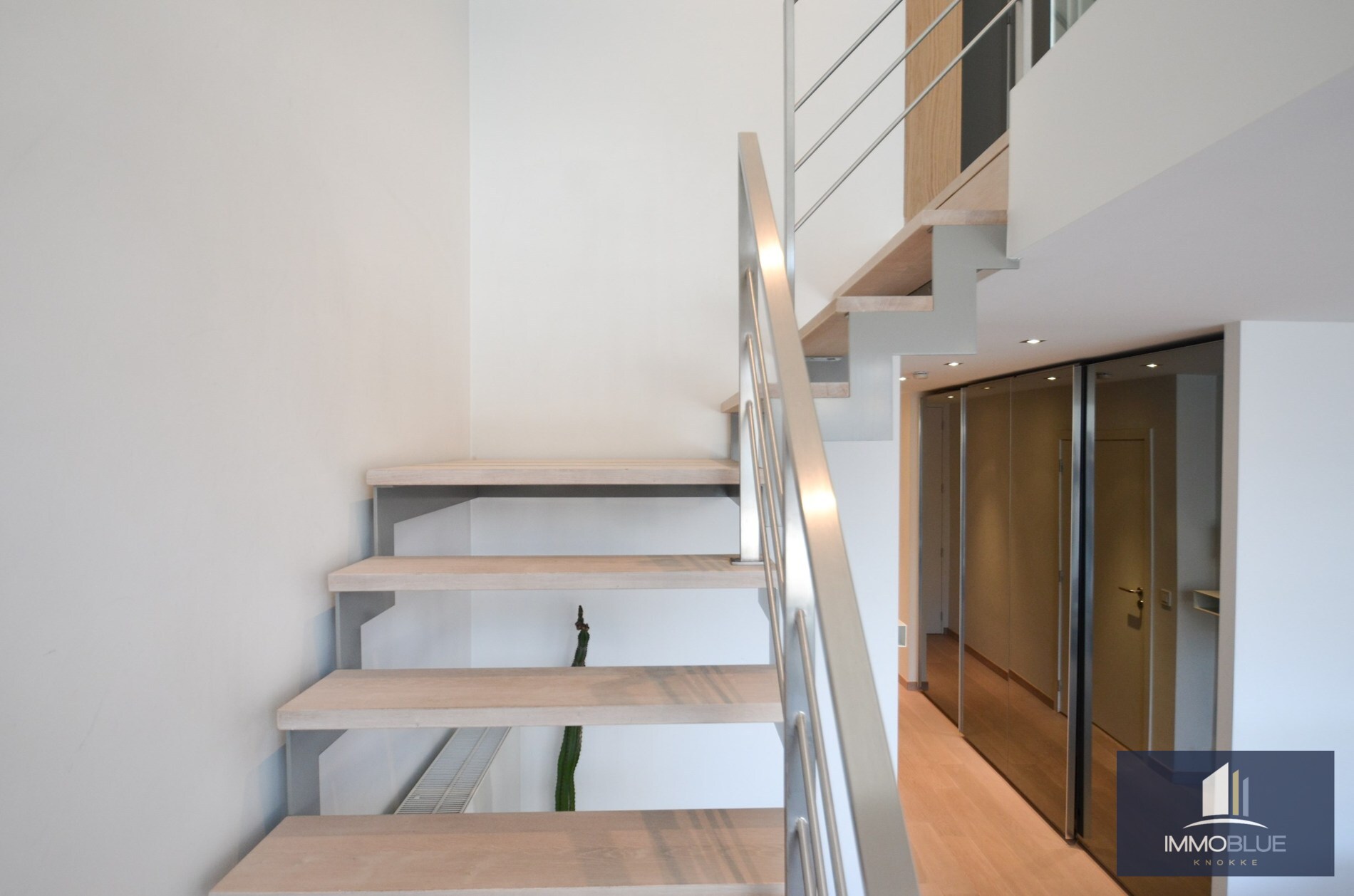 Duplex mezzanine lumineux et spacieux à louer, situé à deux pas de la mer. 