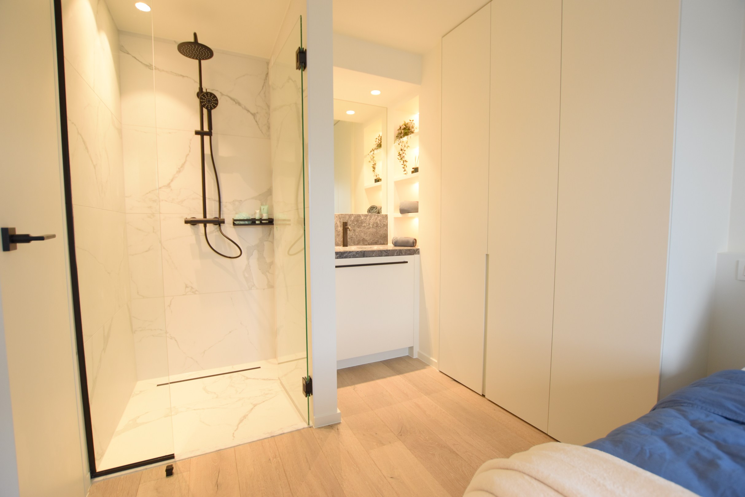 Appartement sous les toits entièrement rénové avec terrasses ensoleillées à 20 mètres à pied de la digue Albertstrand. 