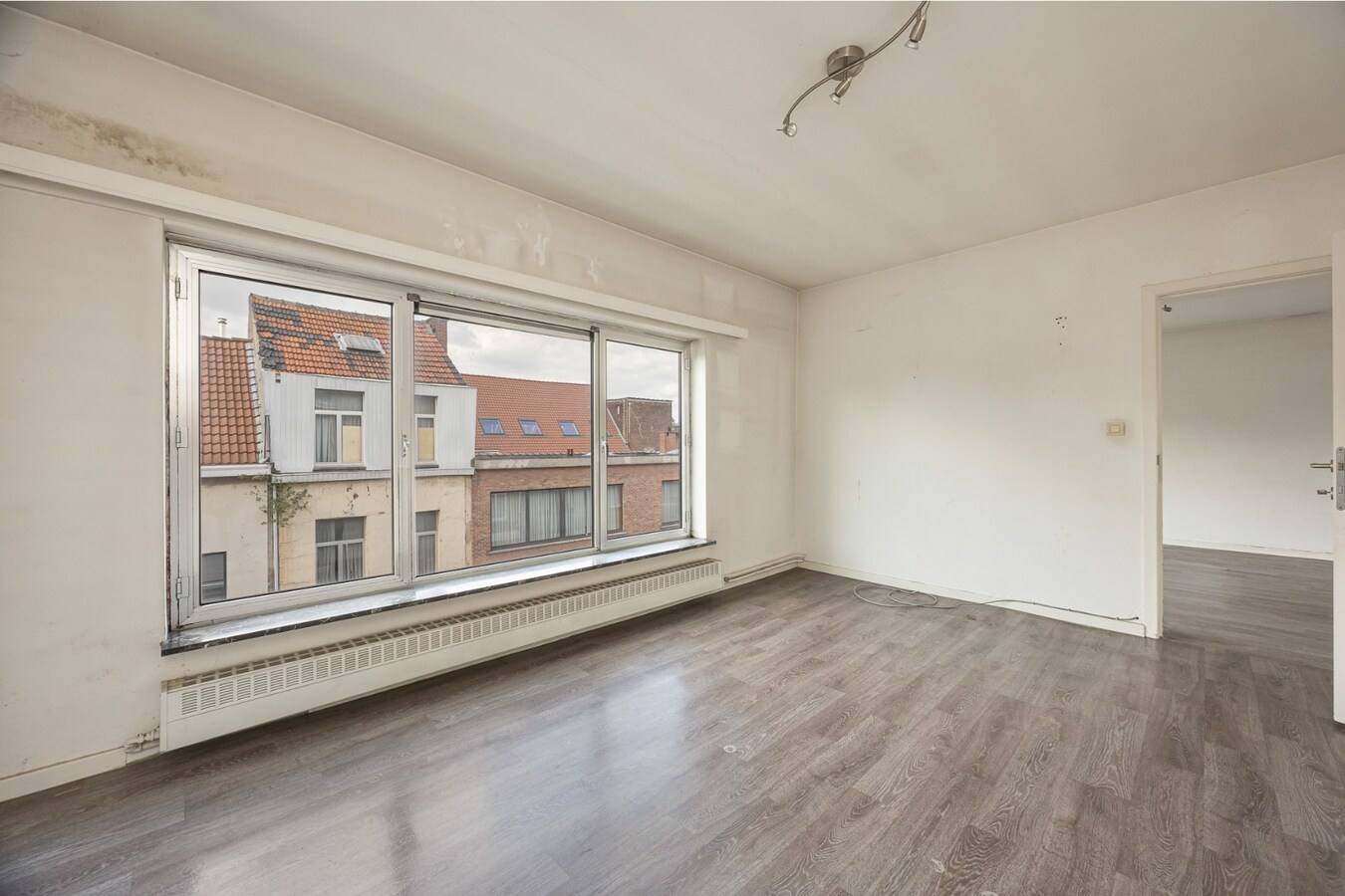 Te renoveren appt. met ruim terras te Antwerpen! 
