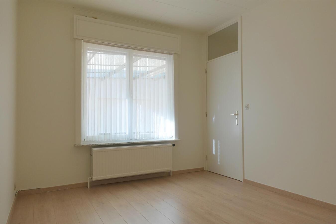 Ruime halfopen bungalow met zongerichte tuin 