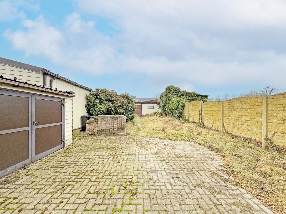 Statige woning met garage en ruime tuin te centrum Zottegem 