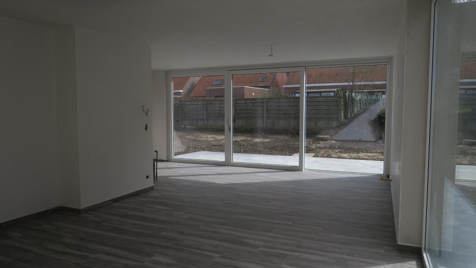 Moderne halfopen nieuwbouw woning  met 3 slpkmrs in rustige wijk. 