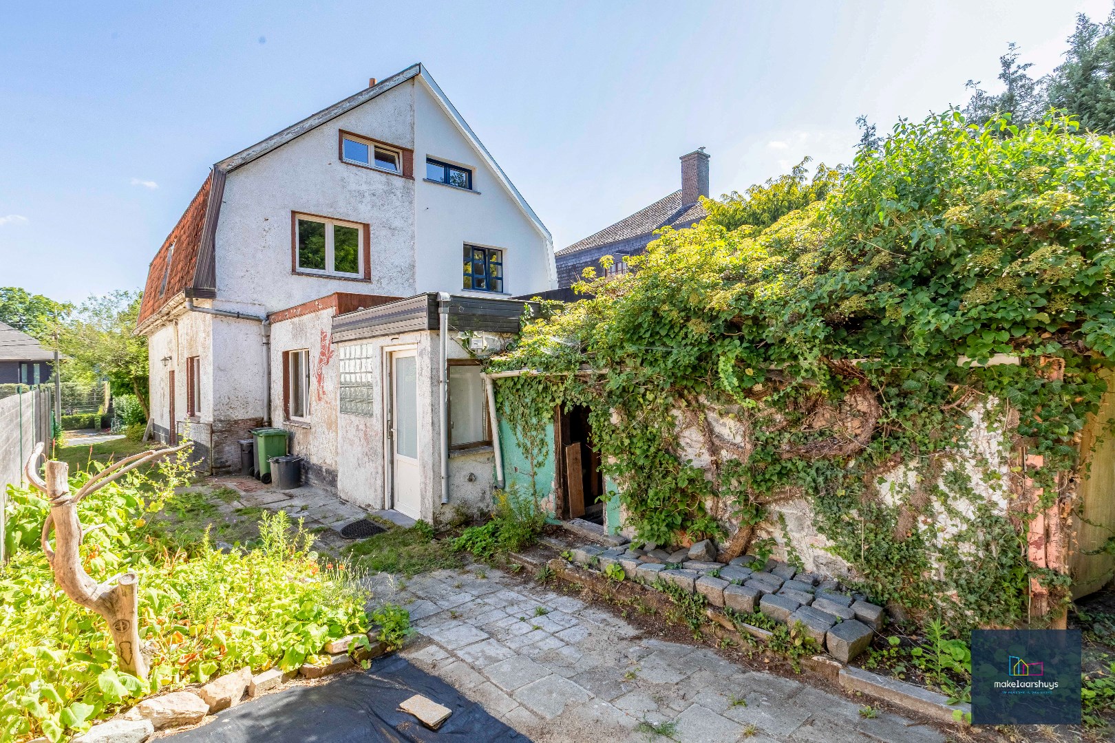 VERKOCHT !!! Residentieel gelegen  te renoveren halfopen bebouwing met tuin 