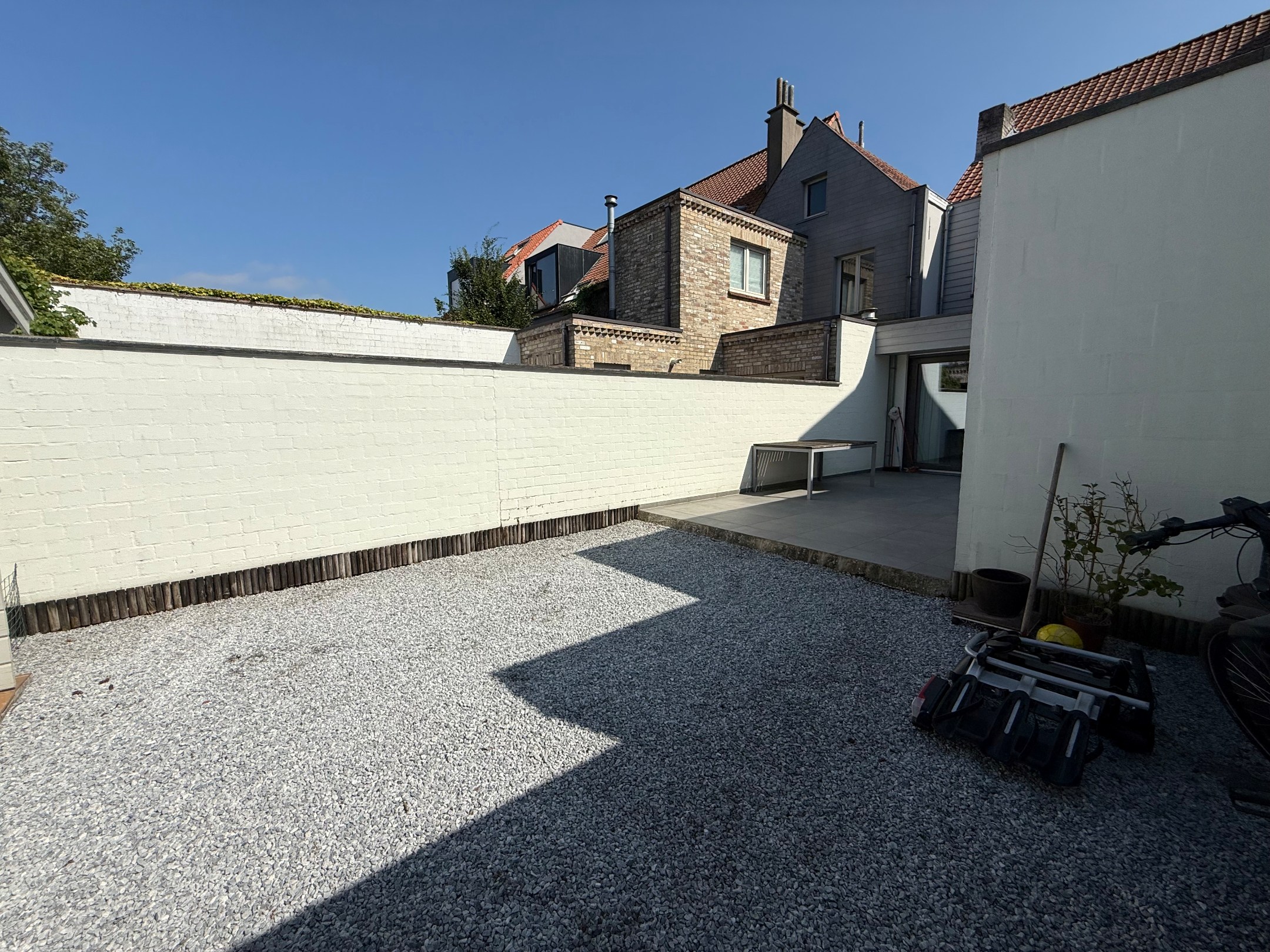 Non meublé - Maison bien entretenue avec trois chambres située dans le vieux Knokke, à distance de marche du centre commercial de Knokke et du Zoute. 