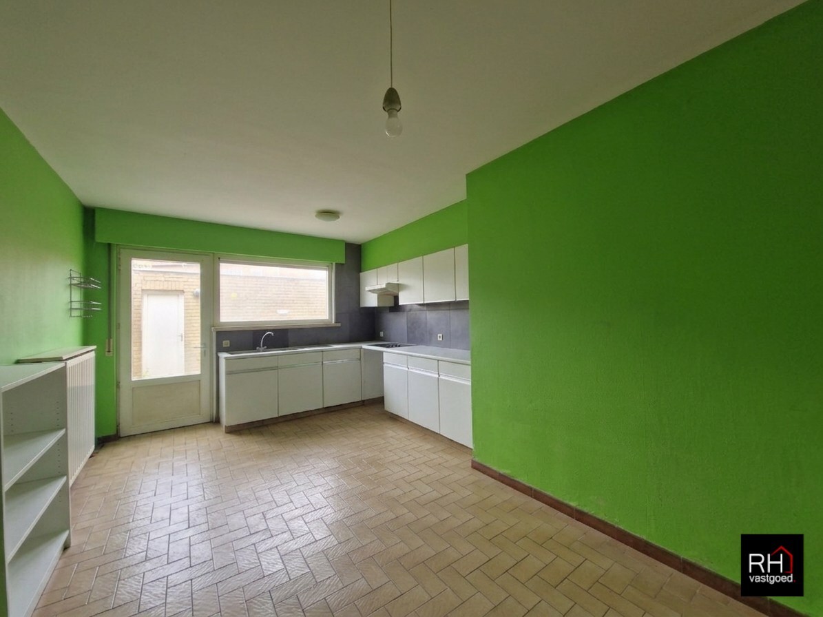 Ruim te renoveren appartement met garage in het hart van Heist. 