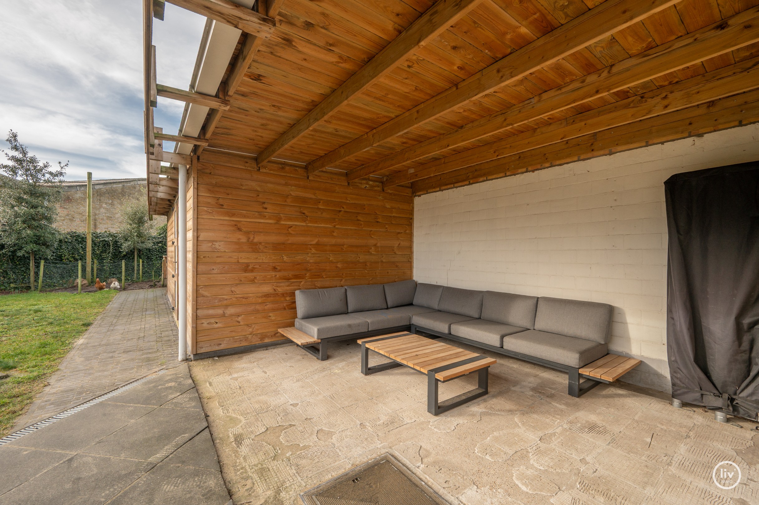 Centrale gelegen villa gelegen op een boogscheut van Knokke Centrum met ruim perceel (ideaal in combinatie met een commerciële activiteit) 