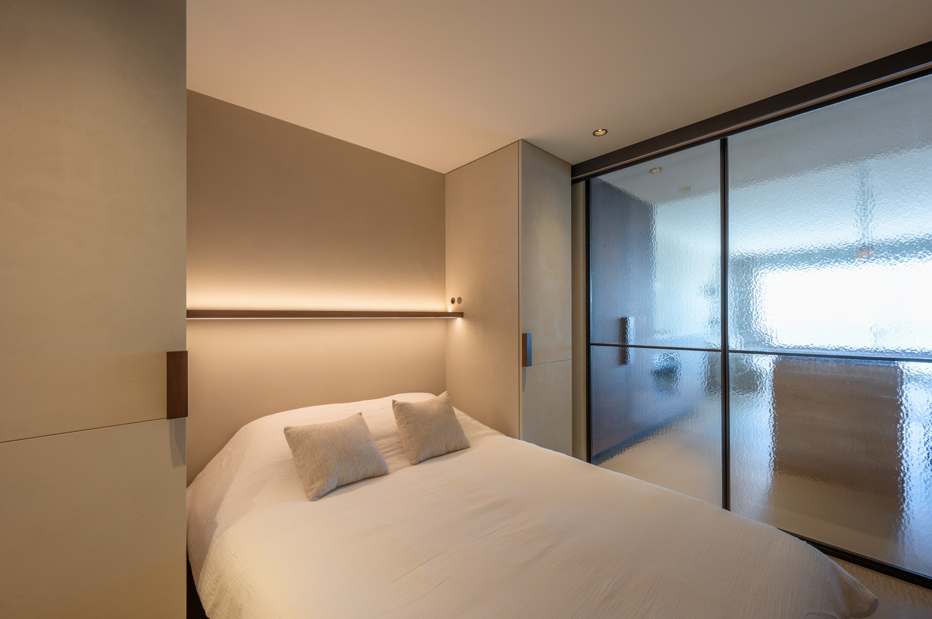 Prachtig gerenoveerd en instapklaar appartement met 3 slaapkamers en frontaal zeezicht, gelegen in een prestigieuze residentie op de zeedijk in het Zoute. 