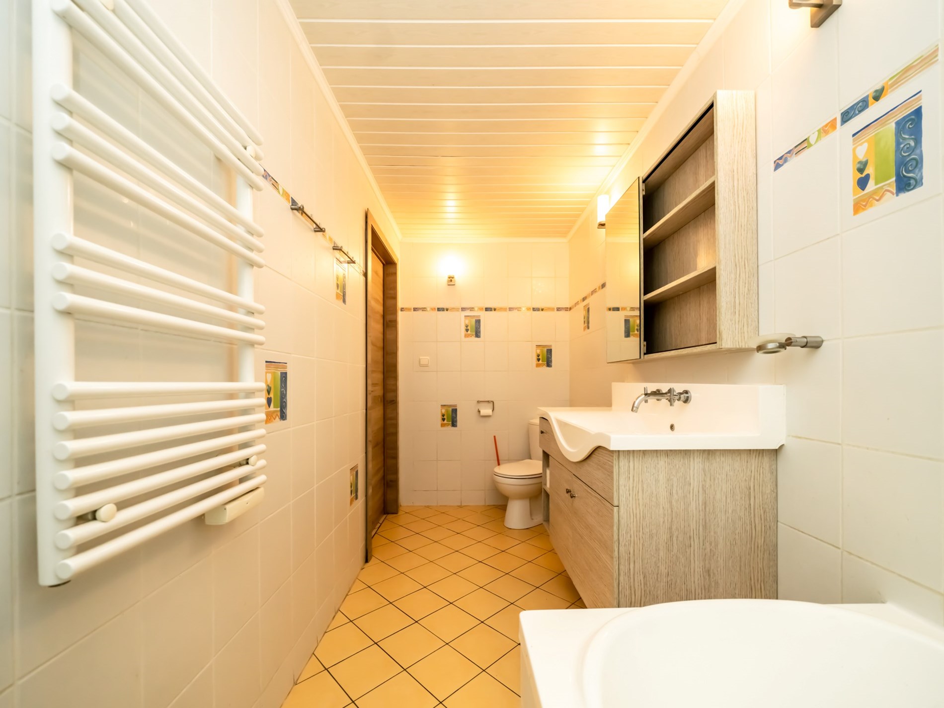 Gerenoveerde 3-gevelwoning met 3 kamers, garage en tuin 