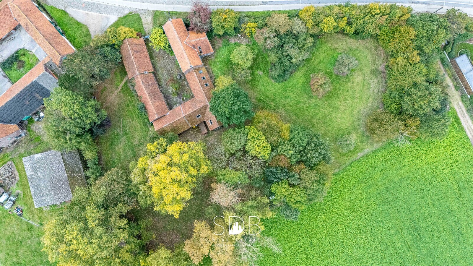 Authentieke hoeve met achterliggend groen op 5.192m² 