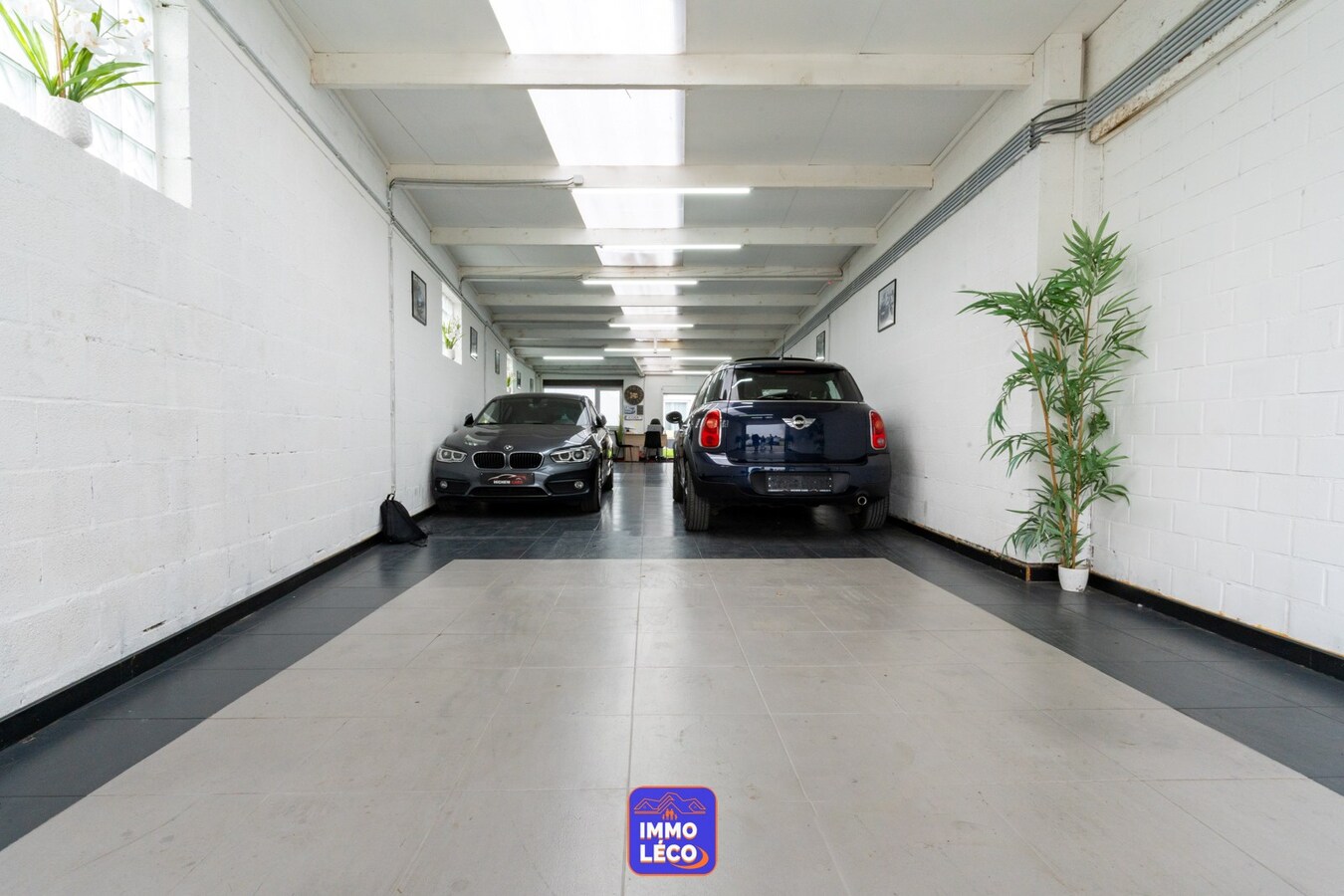 3 façades rénovée avec garage, parking 2voit. et grand entrepôt attenant ! 